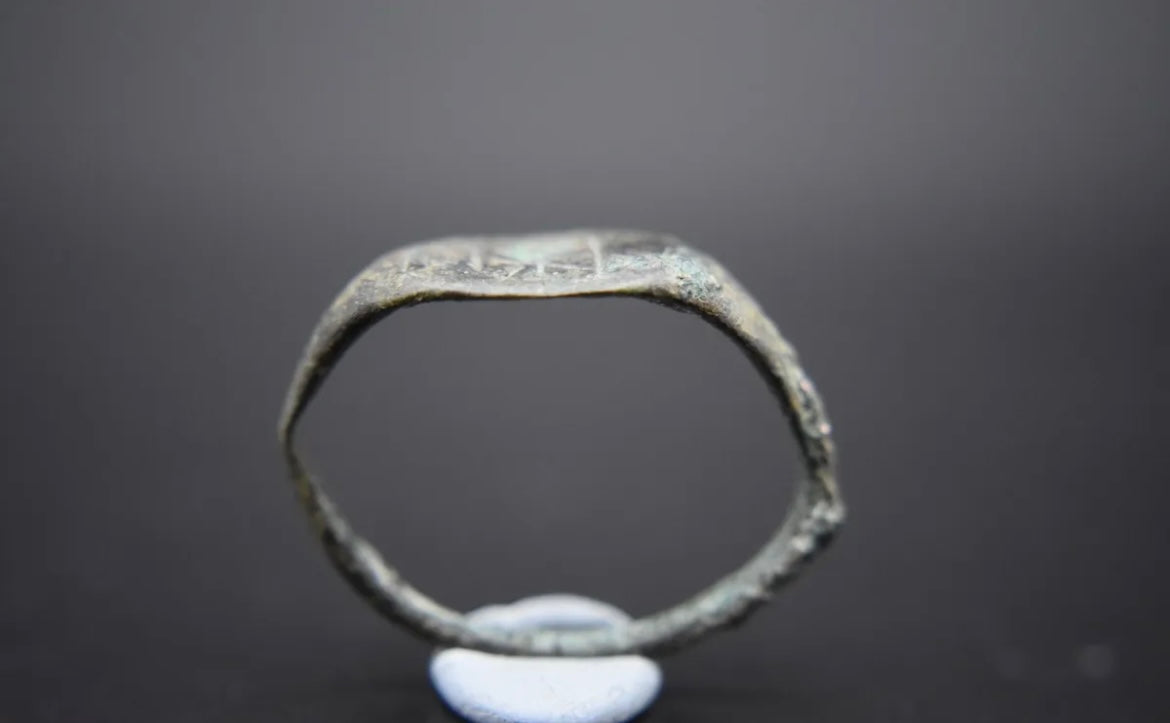 Raro anello vichingo con iscrizione runica