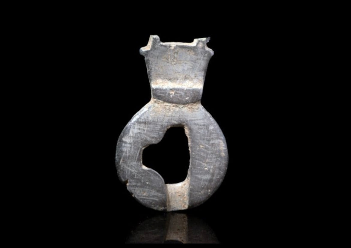 Raro amuleto vichingo in bronzo con decorazioni e probabilmente volto di animale selvatico